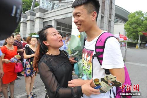 资料图:家长给考生送上鲜花。王康明 摄