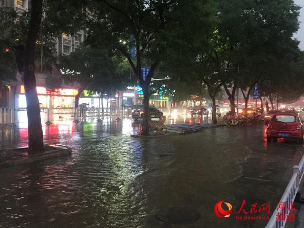 图为21日晚,石家庄中山路上出现积水情况。