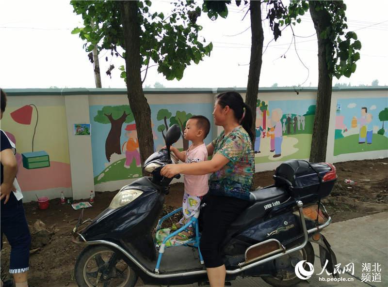 武汉工商学院师生为扶贫驻点村手绘 新24孝图