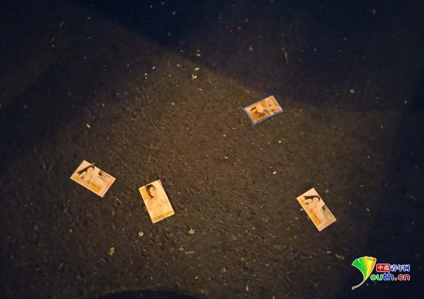 街头步行一公里 捡到10种小卡片 不是收药就