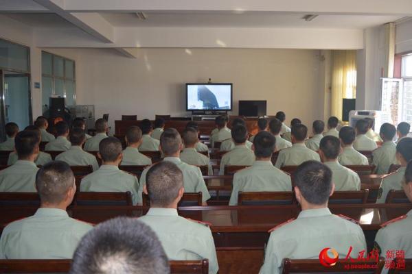 新疆武警森林官兵观看阅兵:继承优良传统 实现