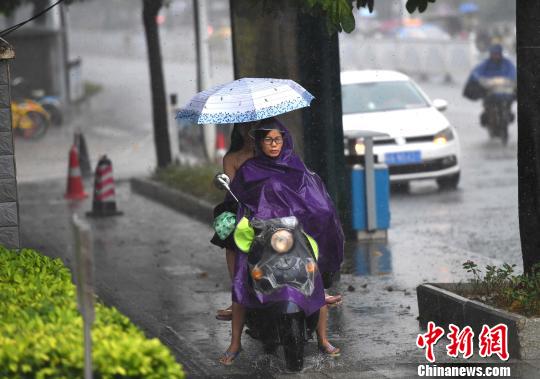 台风“天鸽”夜袭广西 多地暴雨转移人员12.78万人