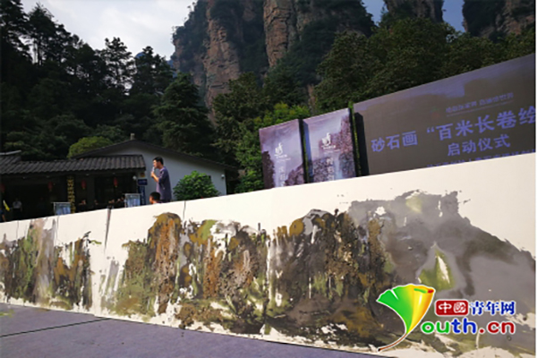 土家族画家李军声绘百米砂石画长卷传播绘画艺术