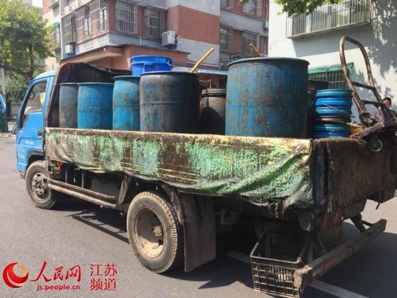 南京整治泔水运输车 容器不密闭最高处罚3万元