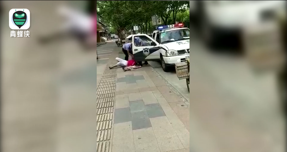上海民警抱摔抱娃女子致孩子重摔在地 警方：女子违停不服处罚