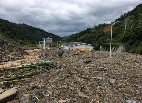 贵州持续暴雨引发泥石流 部分高速路被埋中断