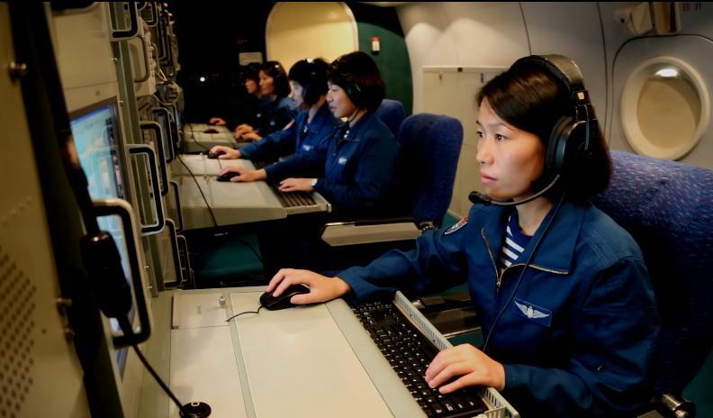中国海军首批空中女战勤员加入战斗序列