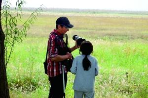 ��������ҰѼ������ʪ�ع�԰����Ů����վ��ʪ�رߣ��������������Զ����Ů����Զ������