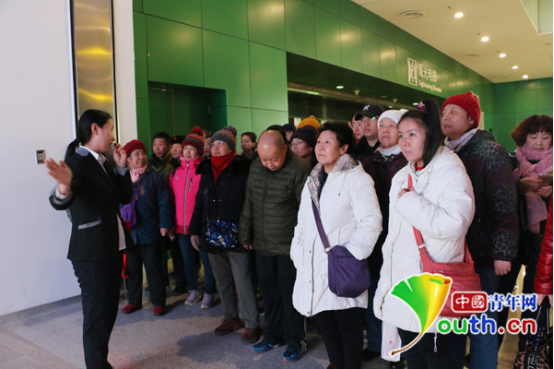 北京西长安街街道残联组织残疾人朋友参观中国科学技术馆