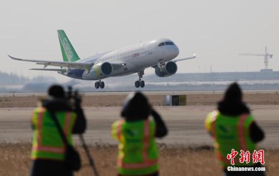 12月17日,上午10时34分,国产大型客机C919-10102架机在上海浦东机场第四跑道首次飞上蓝天。这是继C919-10101架机于今年5月5日首飞之后,实现首飞的第二架C919飞机。首飞期间,浦东机场并没有像第一架C919首飞时那样采取特殊的流量管制措施,机场流量正常,大多数航班正常起降。 <a target='_blank' href='http://www.chinanews.com/' _fcksavedurl='http://www.chinanews.com/'></table>中新社</a>记者 殷立勤 摄