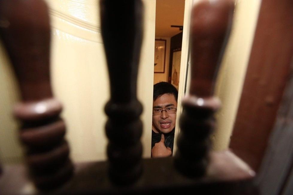 新党发言人王炳忠突遭台"调查局"入室搜查 称其违反"国安法"_新闻频道_中国青年网