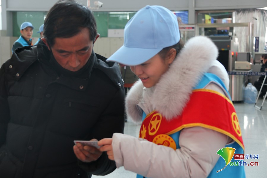 青春力量助力平安春运 志愿服务温暖回家道路