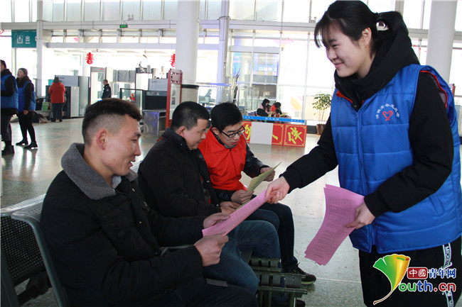 兖州青年志愿者暖心服务助力春运