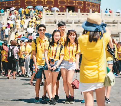 参加“台胞青年千人夏令营”的台湾青年在北京天坛合影。
　　(资料照片)