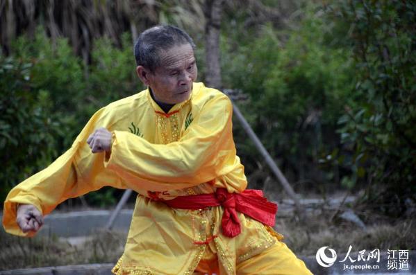 高清图挥拳踢腿虎虎生风江西上栗八旬老人从小习武自创猴拳