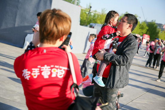 2018北京国际长跑节 600组家庭参北京半程马拉松家庭亲子跑