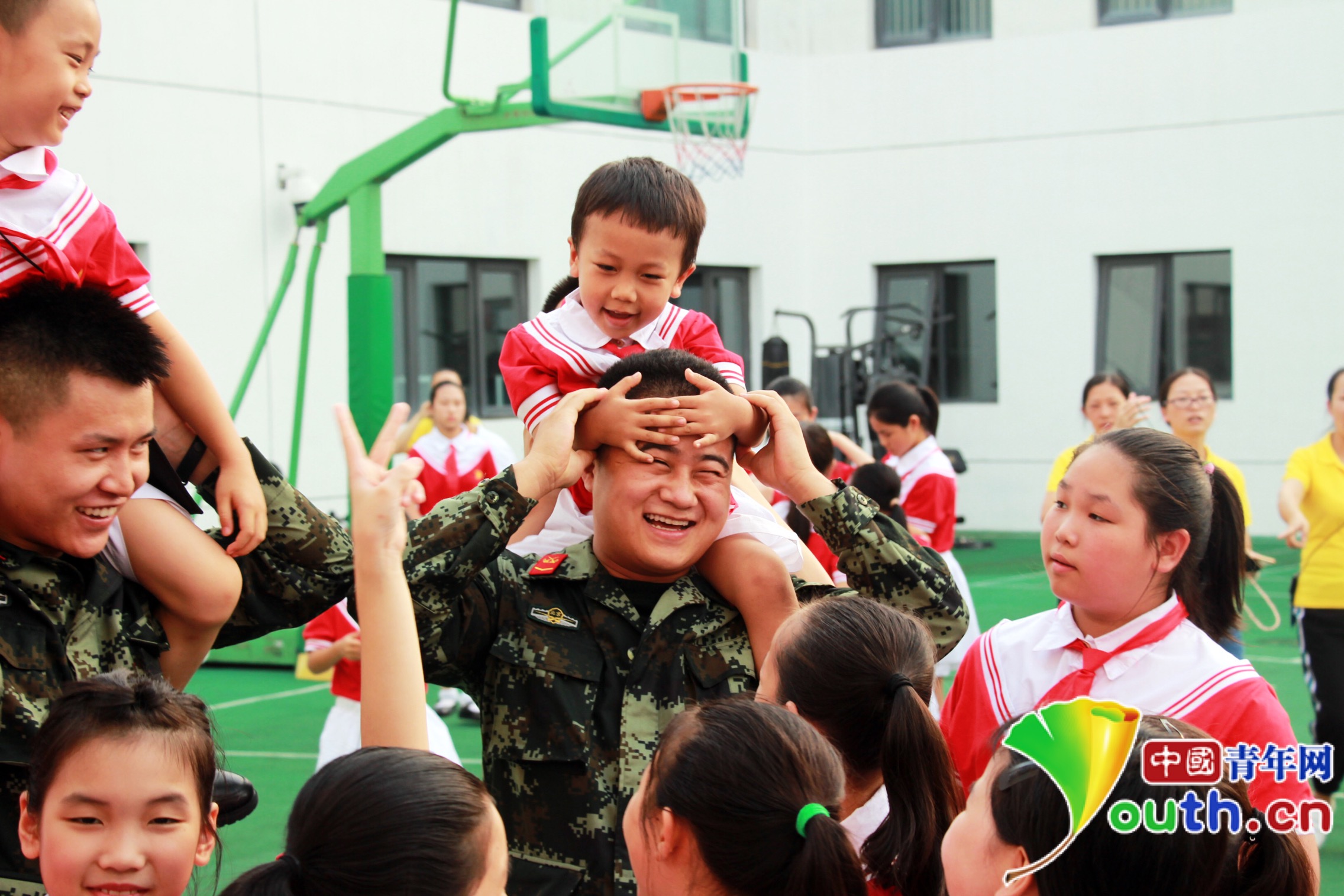 八一前夕闪闪红星合唱团学生参加军营一日