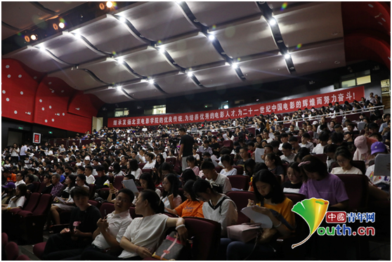 同学们聆听“青年之声”禁毒教育开学一堂课。特约记者 杨宇初摄