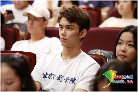 北京电影学院2018级新生聆听“青年之声”禁毒教育开学一堂课。特约记者 杨宇初摄