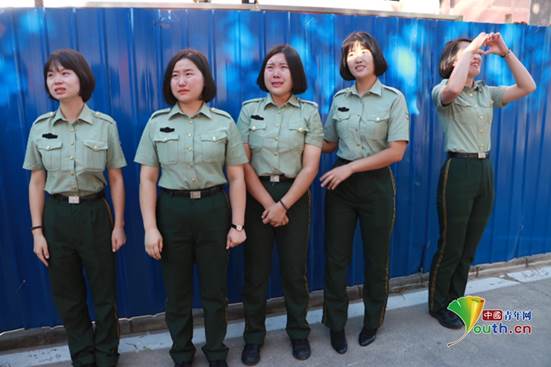 一朝战友一生姐妹北京武警女兵退役返乡