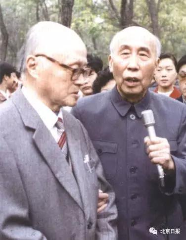 刘杰（右一）与王淦昌