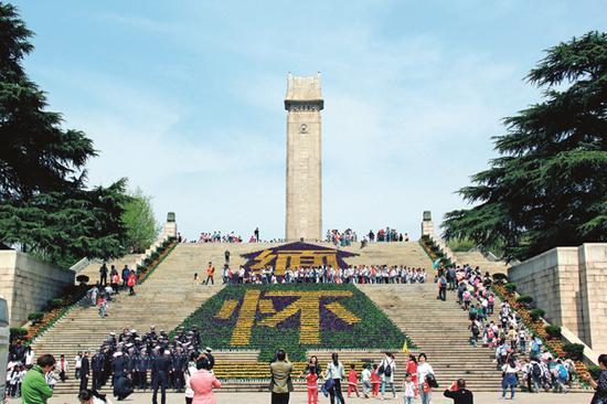 　　1950年，南京人民为了纪念革命先烈兴建了雨花台烈士陵园。1927年至1949年这22年中，约有近十万名共产党人和革命志士在雨花台被杀 害。他们之中今天能够查到姓名的有1519位，绝大多数为无名烈士。图为雨花台烈士纪念碑。