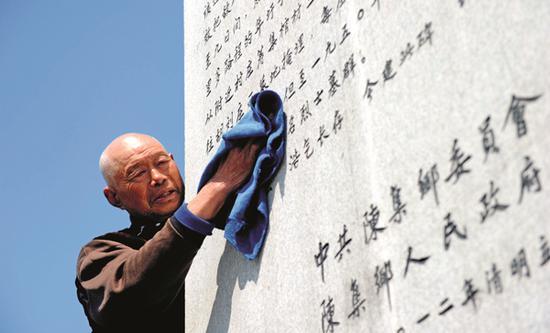 安徽省怀远县87岁的农民胡兆伦为34名无名烈士墓义务守墓六十余载，每逢春节他都会静静在这里坐上半天，陪伴未曾远去的英灵。