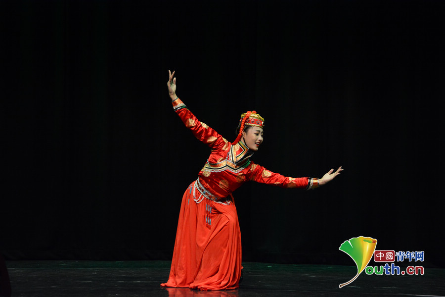 民族元素吸睛 语言文化交流架起中新人民友谊