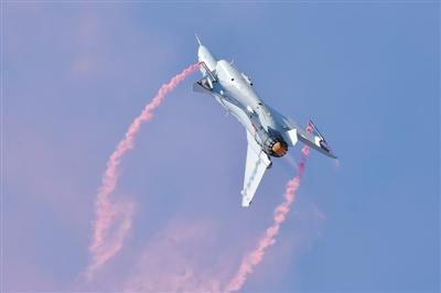 歼-10B技术验证机亮相航展:掌握推力矢量关键