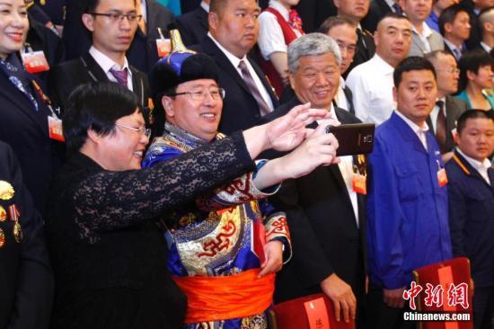 三部门:将在内地工作的港澳台职工纳入劳模评