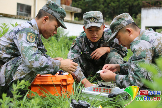 挑战复杂环境通信兵在深山里建起指挥所