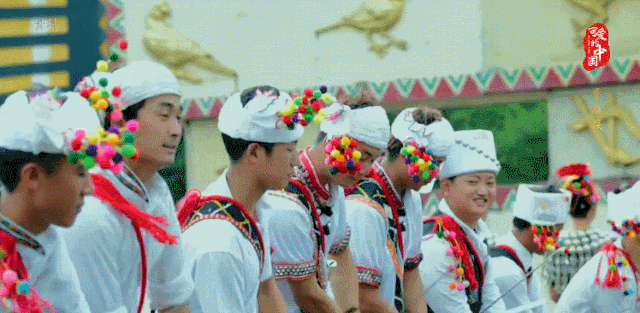“可爱的中国”之景颇族:万人狂欢的目瑙纵歌与藏在绿叶里的美食 “可爱的中国”之景颇族:万人狂欢的目瑙纵歌与藏在绿叶里的美食