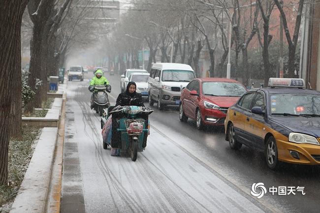 较强冷空气来袭我国大部将降4-6℃ 多地雨雪随同劲风