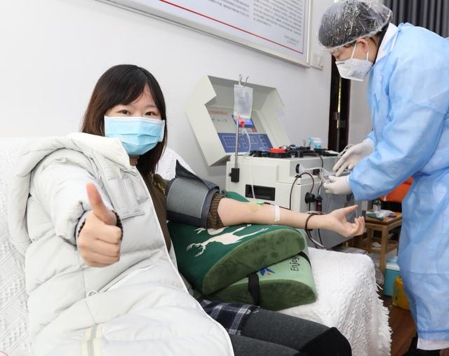 不一样的救死扶伤，武汉十九名新冠肺炎康复医护人员捐血
