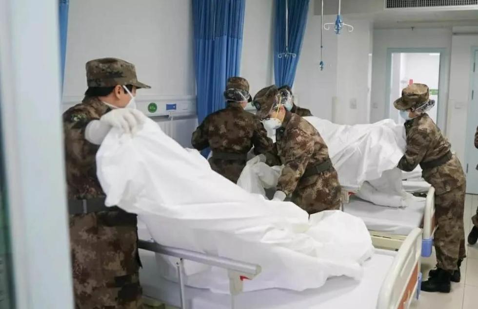 陆军军医大学抽组的医务人员,在金银潭医院医务人员的配合下接手两个