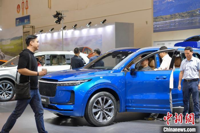 资料图:民众参观一款国产新能源SUV汽车。骆云飞 摄