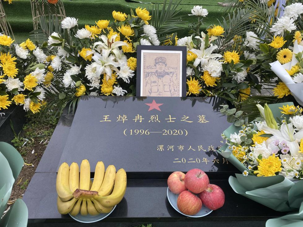 悼念戍边烈士王焯冉:全国各地近五万人自发献花祭英烈,奶奶仍在等孙子回家