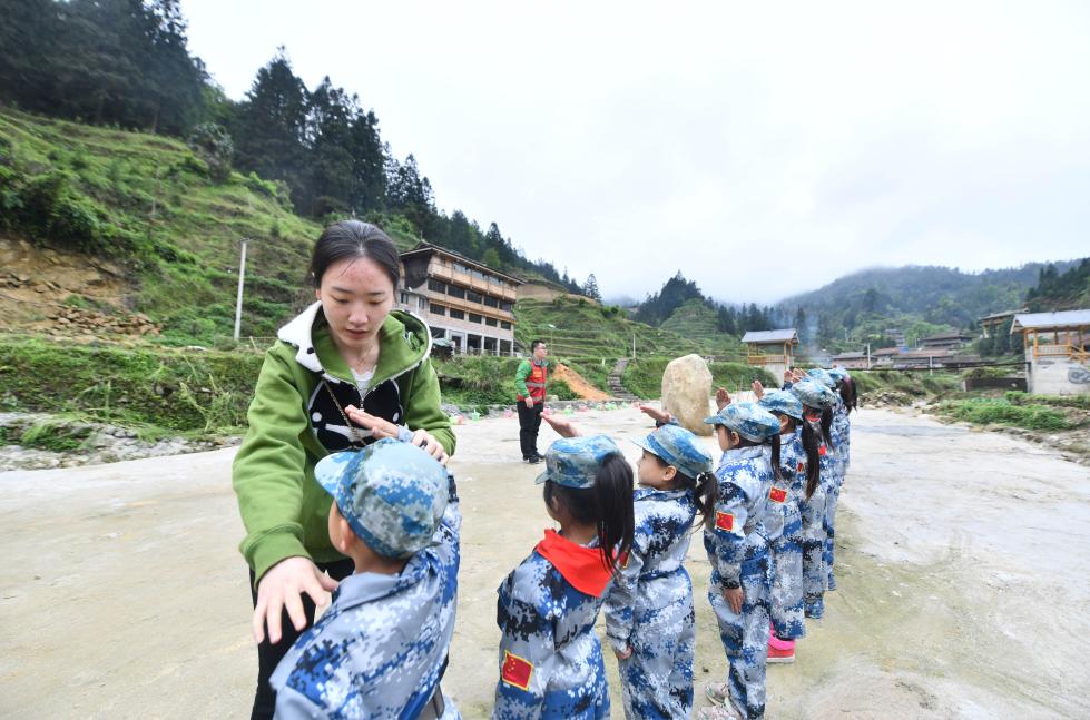 在贵州省从江县丙妹镇至广西融水苗族自治县杆洞乡的公路上,郑昌昊