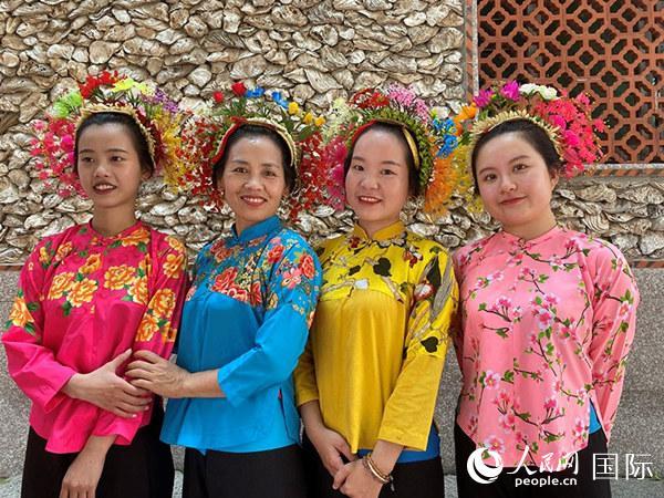 头戴"簪花围,身着传统服饰的蟳埔女.人民网 吴思萱摄