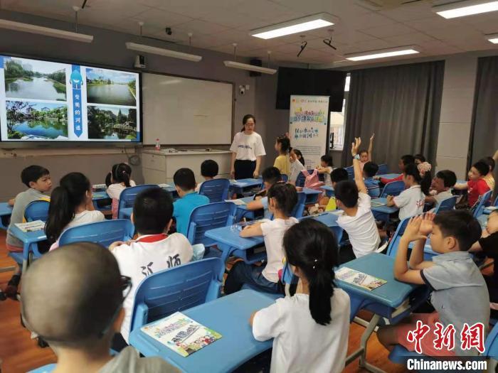 资料图:上海市爱心暑托班学生在教室上课 许婧 摄