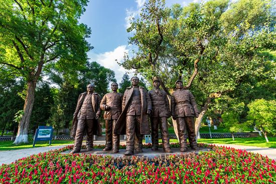 国内 正文枣园革命旧址五大书记铜像 视觉中国供图 这就来到了