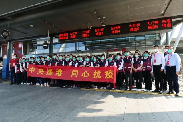 3月14日，即将赴港的内地援港医疗队队员合影。新华社记者 王丰 摄