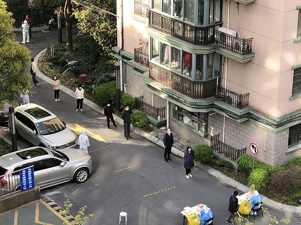 大连路一小区,检测现场贴上一米等待线。 澎湃新闻记者 邹娟 摄