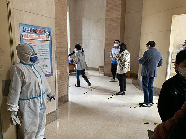 虹口区临平路一小区核酸检测现场。澎湃新闻记者 朱奕奕 摄