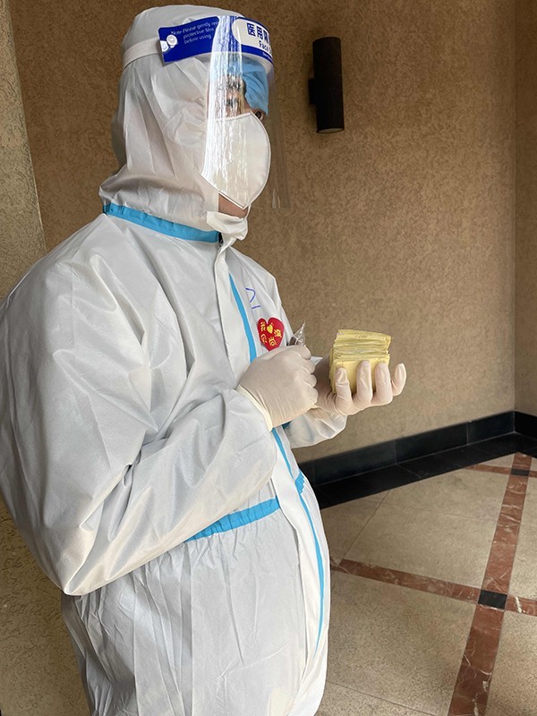 发检测贴纸。澎湃新闻记者 邓玲玮 摄