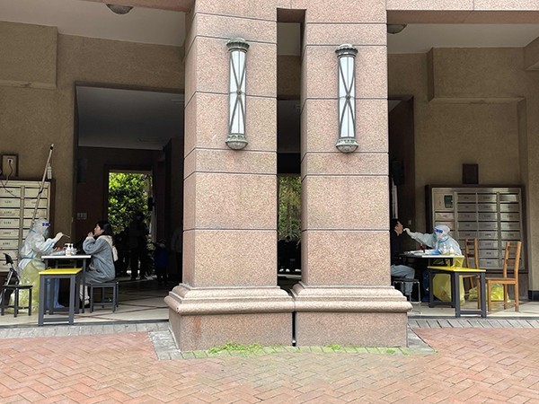 核酸检测点设置在楼栋的通风口。澎湃新闻记者 邓玲玮 摄