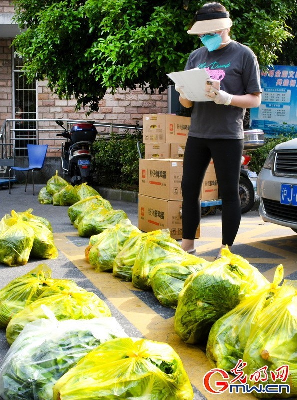 【图片故事】“守沪者联盟”丨探访上海抗疫一线:“你好,我是‘团长’!”