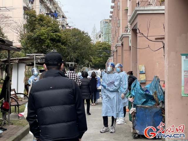 【图片故事】“守沪者联盟”丨探访上海抗疫一线:当“地下党李侠”成了“志愿者大白”