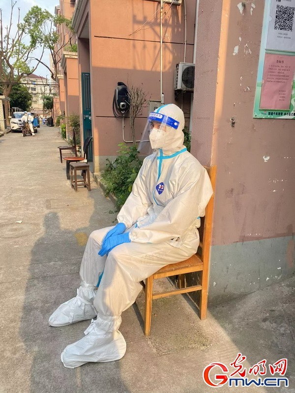 【图片故事】“守沪者联盟”丨探访上海抗疫一线:当“地下党李侠”成了“志愿者大白”
