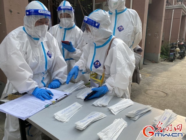 【图片故事】“守沪者联盟”丨探访上海抗疫一线:当“地下党李侠”成了“志愿者大白”